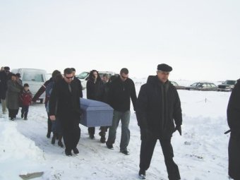 Dad's body carried to it's
resting place by his six grandchildren